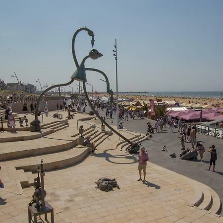 Accommodatie bij particulieren Private Floor, 150 M From The Beach! Den Haag